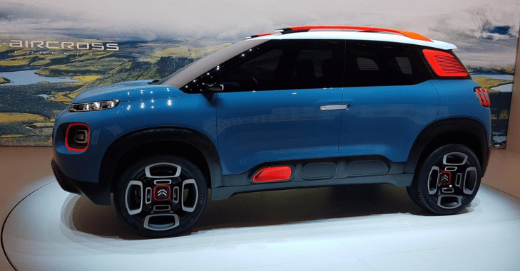 Roof rails and two tone paint detail on a crossover
